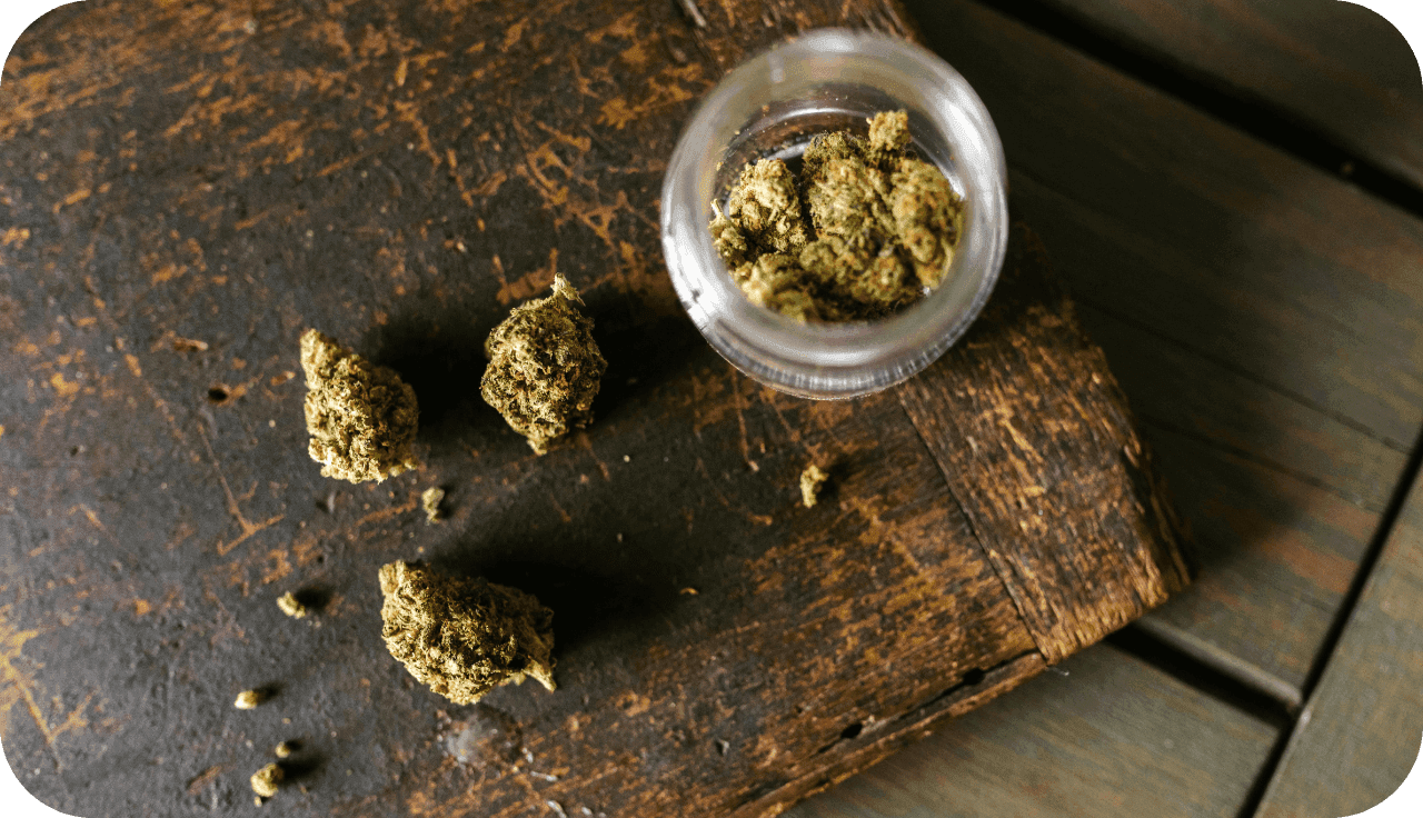 Cannabis in einem Glasbehälter Foto von RDNE Stock project @pexels